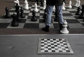 10 de junho de 2022 - bruxelas, bélgica - tabuleiros de xadrez pequenos e grandes com jogadores concorrentes foto