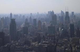 a poluição atmosférica fica sobre o horizonte de xangai, china foto