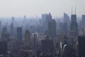 a poluição atmosférica fica sobre o horizonte de xangai, china foto