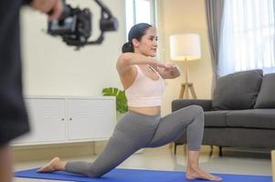 nos bastidores da jovem em forma fazendo ioga e meditação em casa, esporte e conceito de estilo de vida saudável. foto