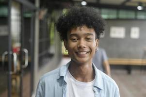 retrato de jovem sorridente menino de raça mista foto