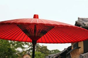 guarda-chuva de papel guarda-sol japonês tradicional em kyoto, japão foto