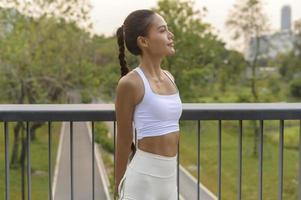 retrato de mulher jovem fitness em roupas esportivas no parque da cidade, saudável e estilos de vida. foto