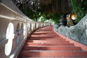 ambiente do templo da tailândia, montagem dourada, bangkok. foto