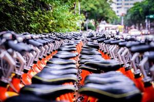 closeup muitos assentos de bicicletas, estacionamento em grupo para aluguel., taipei, taiwan. foto