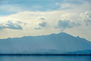 montanha e lago com a nuvem única no lago phayao, província do norte da tailândia. foto