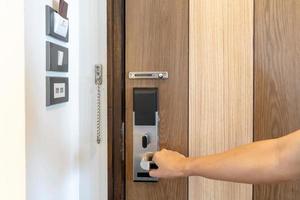 fechadura inteligente de segurança de porta e plataforma de controle de switcher de quarto na parede ao lado da porta no resort na tailândia. foto