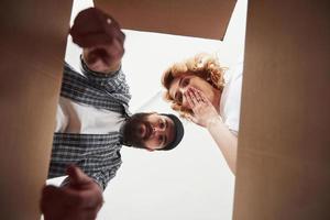 sente-se chocado. casal feliz juntos em sua nova casa. concepção de movimento foto