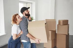 diz o que fazer. casal feliz juntos em sua nova casa. concepção de movimento foto