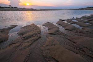 lindo céu e pôr do sol ao entardecer, praia arborizada leste de nhulunbuy, estado do território norte da austrália. foto