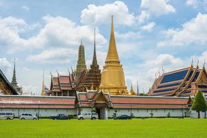 o templo de esmeralda e o palácio real de bangkok, o marco icônico de bangkok, a capital da tailândia. foto