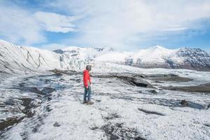 viagens turísticas e descoberta bela paisagem na geleira skaftafell do parque nacional vatnajokull, no sul da islândia. skaftafell é uma reserva natural localizada no sudeste da islândia. foto