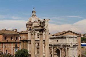 construindo ruínas e colunas antigas em roma, itália foto