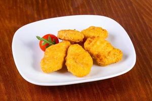 pilha de nuggets de frango foto