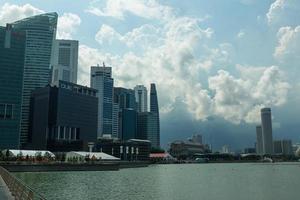 edifícios no horizonte de singapura foto