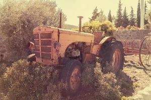 velho trator vintage na fazenda foto