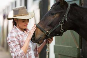 cowgirl conversando com um cavalo foto