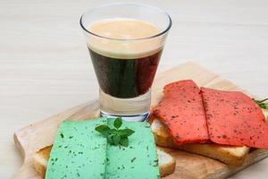 espresso com sanduíches de queijo foto