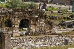 construindo ruínas e colunas antigas em roma, itália foto