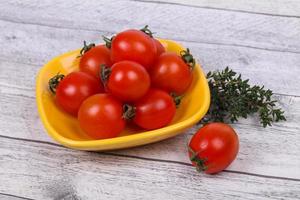 tomate cereja na tigela foto