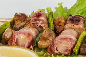 vieiras grelhadas embrulhadas em bacon com cogumelos e bacon foto