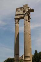 ruínas do teatro di marcello, roma - itália foto