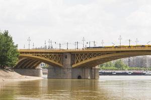 vista panorâmica da ponte margit recentemente renovada em budapeste. foto