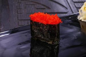 cozinha japonesa - gunkan com tobiko foto