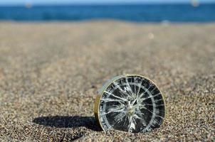 bússola turística na areia foto