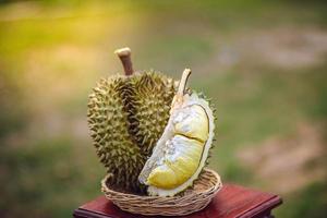 durian maduro e fresco, casca de durian com cor amarela na mesa de madeira. foto