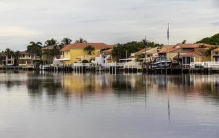 casas na Flórida, refletindo na água foto