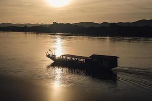 chiang khan loei tailândia paisagem casa de madeira ribeirinha com pôr do sol na noite em chaing khan cidade velha loei tailândia foto