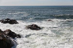 ondas quebrando na costa portuguesa foto