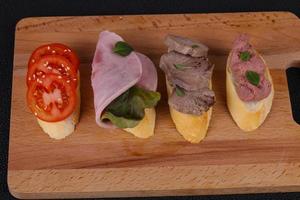 bruschetta com tomate, presunto e língua foto