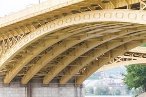 vista panorâmica da ponte margit recentemente renovada em budapeste. foto