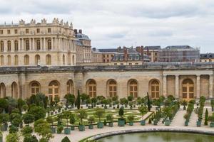 famoso palácio versailles perto de paris, frança com belos jardins foto