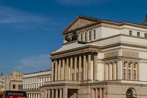 Varsóvia, Polônia - casa de ópera nacional e edifício do teatro nacional foto