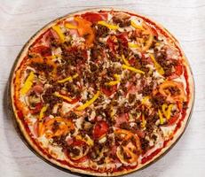 pizza com carne moída foto