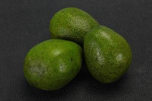 abacate dietético verde maduro - superalimento foto