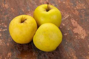 maçãs maduras amarelas foto