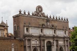 Roma, Itália. famoso portão da cidade de porta del popolo. foto