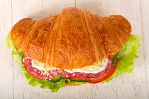 croissant com salame foto