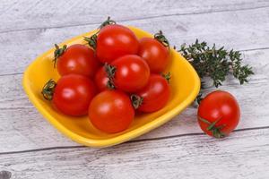 tomate cereja na tigela foto