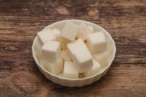 filhotes de açúcar branco refinado na tigela foto