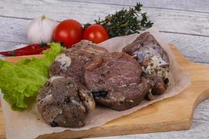 carne de porco marinada pronta para cozinhar foto