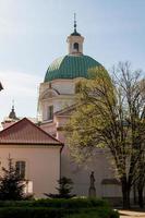 rua igreja kazimierz na praça da cidade nova em varsóvia, polônia foto