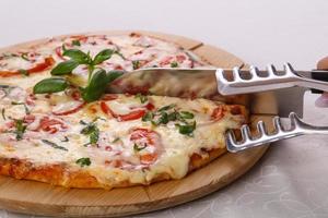 pizza com tomate e queijo foto