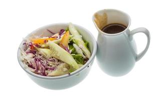 salada de legumes com molho foto