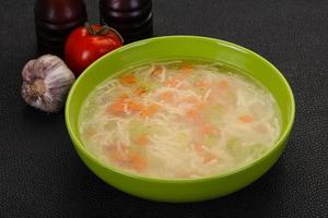 sopa de galinha com macarrão foto