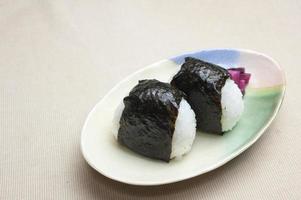 onigiri de bola de arroz japonês foto